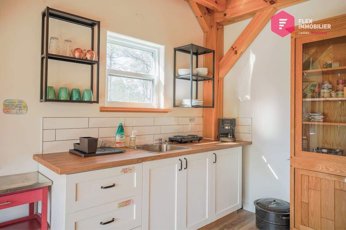 Cafetera y tetera, utensilios de cocina y comedor 