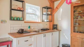 Cafetera y tetera, utensilios de cocina y comedor