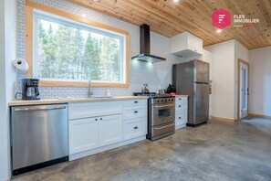 Réfrigérateur, plaque de cuisson, lave-vaisselle, cafetière/bouilloire