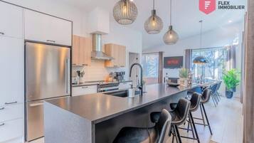 Réfrigérateur, four à micro-ondes, un four, surface de cuisson