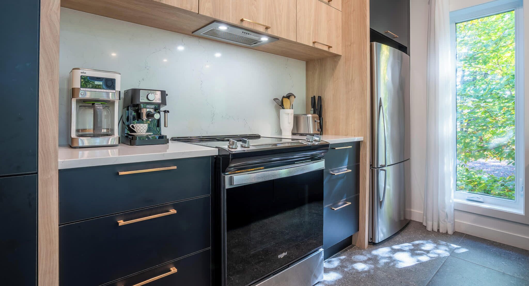 Coffee/tea maker, fridge, microwave, oven