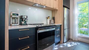Coffee/tea maker, fridge, microwave, oven