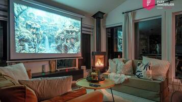 TV, caminetto, studio