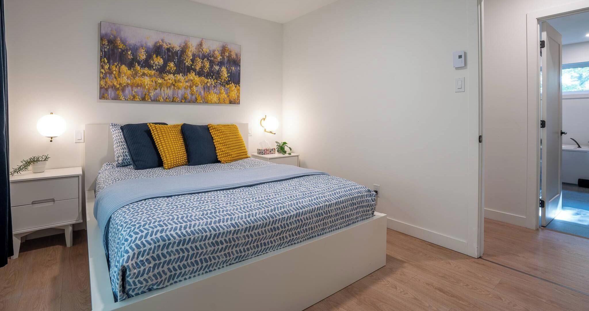 3 habitaciones, tabla de planchar con plancha y cuna de viaje 