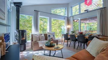 Smart TV, fireplace, offices