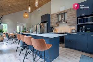 Réfrigérateur, four à micro-ondes, un four, surface de cuisson