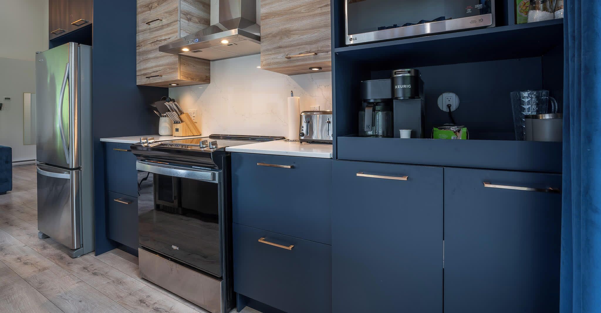 Coffee/tea maker, fridge, microwave, oven