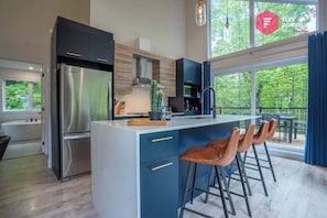 Réfrigérateur, four à micro-ondes, un four, surface de cuisson