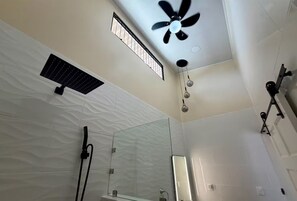 Shower, hair dryer, towels, soap - Modern 2BR ,Private Pool, AC  and EV Charger (Parrita)