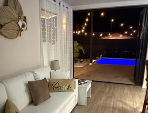 Smart TV, books, stereo - Modern 2BR ,Private Pool, AC  and EV Charger (Parrita)