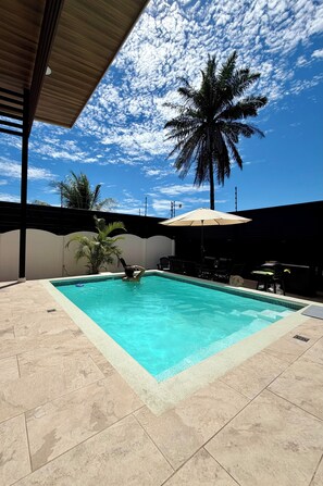 Outdoor pool - Modern 2BR ,Private Pool, AC  and EV Charger (Parrita)