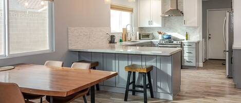 Refrigerador, microondas, horno y parrilla de estufa