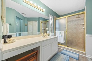 Hair dryer, towels, soap, toilet paper - Spacious & Private Getaway in Green Cove Springs! (Green Cove Springs)