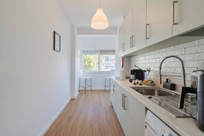 Kylskåp, mikrovågsugn, spishäll och kaffe- och tebryggare
