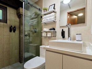 Shower, hair dryer, towels, shampoo - Chic pied-à-terre in Coyoacán | Private Patio (Ciudad de México)