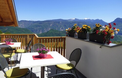 Bright vacation apartment with terrace for a relaxing vacation with mountain views included