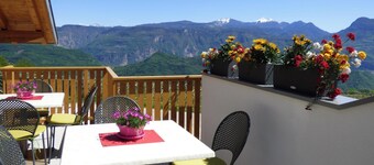 Bright vacation apartment with terrace for a relaxing vacation with mountain views included
