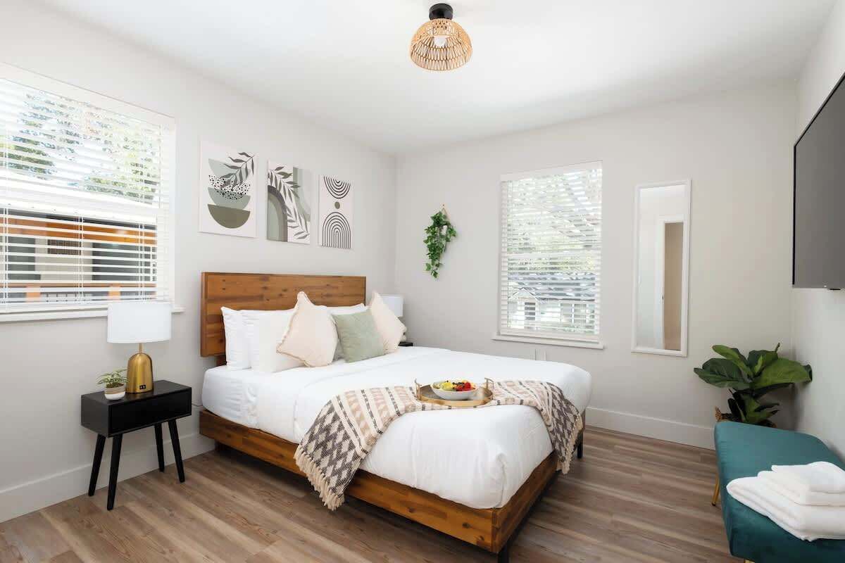 Silitysrauta/-lauta, Wi-Fi, vuodevaatteet