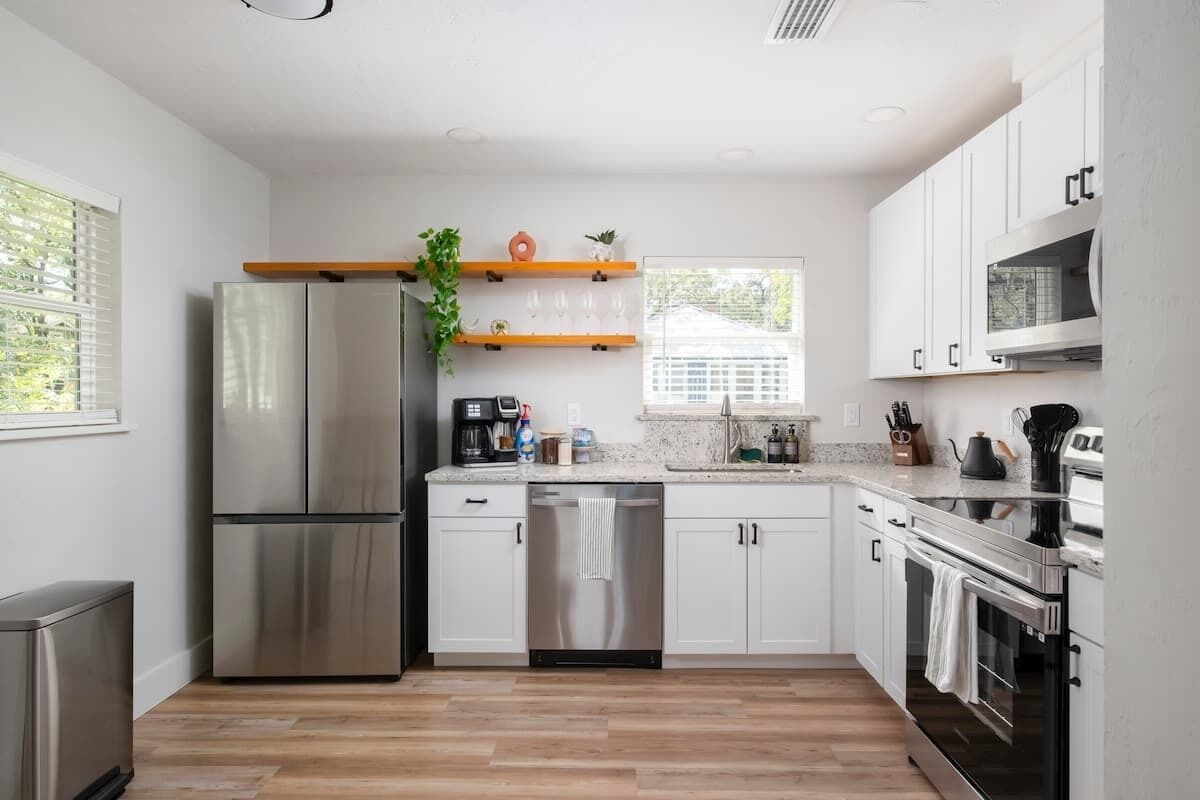 Een koelkast, een magnetron, een oven, een kookplaat