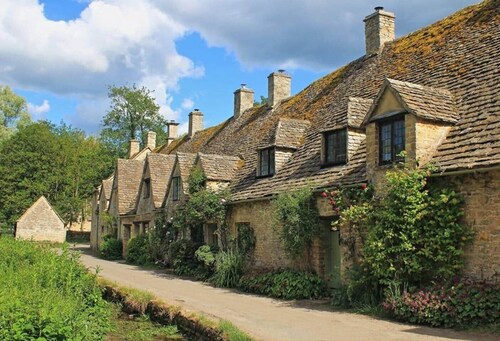 Charming riverside cottage. Opposite the famous Arlington Row!