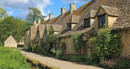 Charming riverside cottage. Opposite the famous Arlington Row!