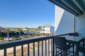 Outdoor dining - Little Lagoon Beach Access Fishing Pier Sleeps 8! (Gulf Shores)