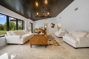 Smart TV - The Farm House (Miami)