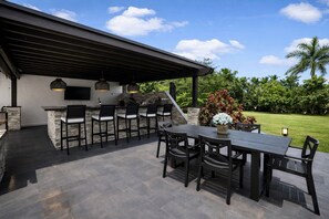 Outdoor dining - The Farm House (Miami)