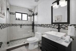 Dusj, hårføner, håndklær og såpe