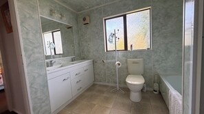 Bathroom - Whitianga Family Beach House (Whitianga)