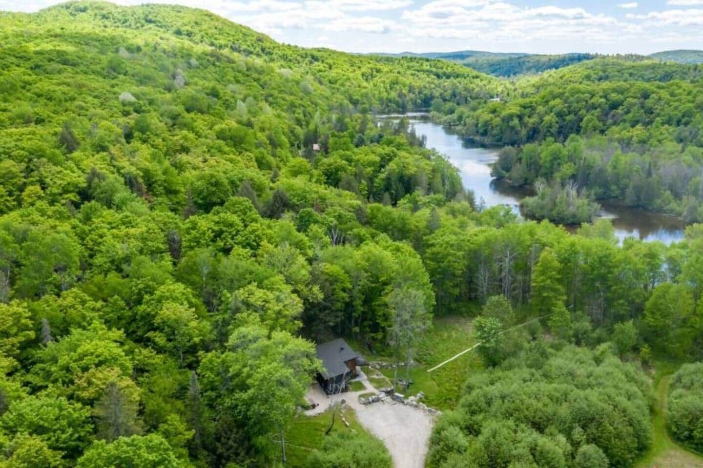 Vue aérienne du chalet et de la rivière de la petite nation à 1 minute de marche.
