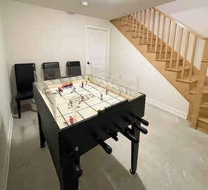 Games room - Muskoka Adventure Base Ski Hike Sled ATV Snowshoe (Huntsville)