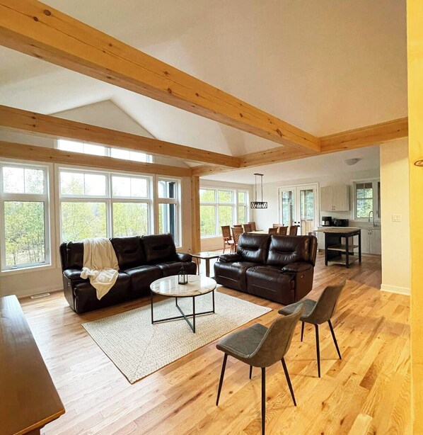 Una Smart TV, una chimenea