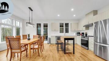 Kylskåp, mikrovågsugn, ugn och spishäll