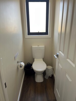 Regadera, secadora de cabello, toallas, jabón 