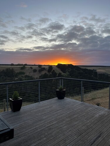 Cosy farm retreat. Stunning views and friendly animals to feed