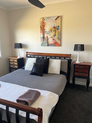 3 bedrooms, iron/ironing board, internet, bed sheets