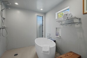 Doccia, asciugacapelli, asciugamani, shampoo