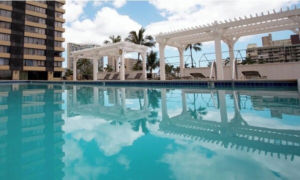 Outdoor pool - Cozy Island Stay-Waikiki (Honolulu)