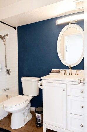 Hair dryer, towels, soap, toilet paper - Cozy Island Stay-Waikiki (Honolulu)