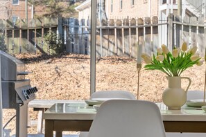 Outdoor dining - City-Close Durham Stay Near Downtown~Self Check-In~King Suite~Free Parking (Durham)