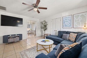 Smart TV, books - City-Close Durham Stay Near Downtown~Self Check-In~King Suite~Free Parking (Durham)