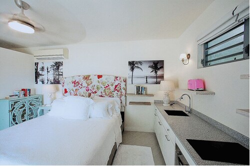 Sea Glass: Beach Beach Beach Wake up to ocean views. Walk to beach in 3 minutes