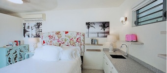 Sea Glass: Beach Beach Beach Wake up to ocean views. Walk to beach in 3 minutes