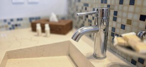 Deluxe-Zimmer, 1 King-Bett | Badezimmer | Hausschuhe, Handtücher, Toilettenpapier