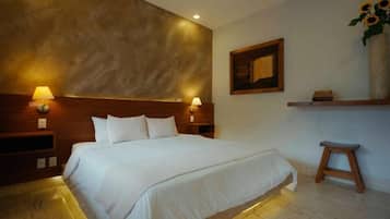 Khu vực làm việc phù hợp cho laptop, bàn ủi/dụng cụ ủi quần áo