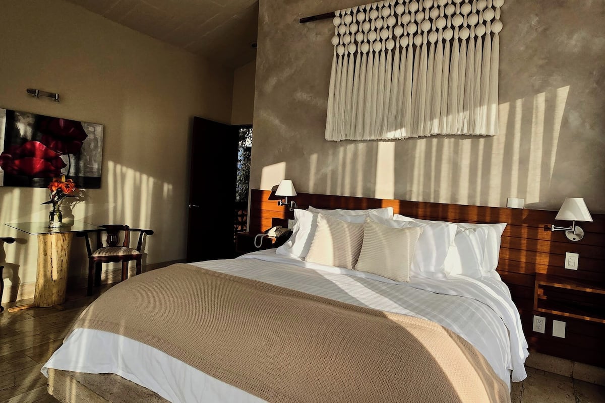 مساحة عمل للكمبيوتر المحمول ومكواة/لوح كي وواي فاي مجانًا