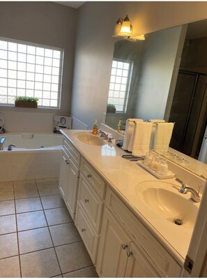 Shower, hair dryer, towels, soap - Beach Days, Nightlife Nights, East End – PCB (Panama City)