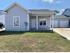 Exterior - Beach Days, Nightlife Nights, East End – PCB (Panama City)