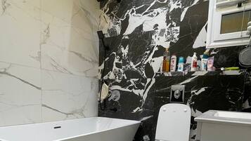 Serviettes fournies, savon, papier toilette